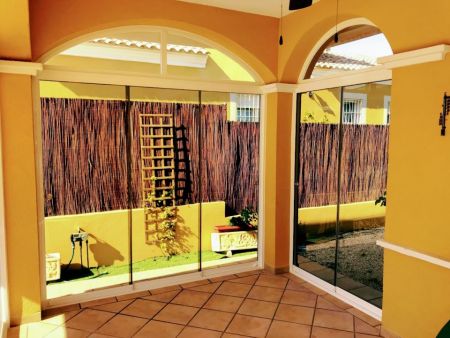Frameless sliding doors