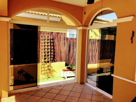Frameless sliding doors